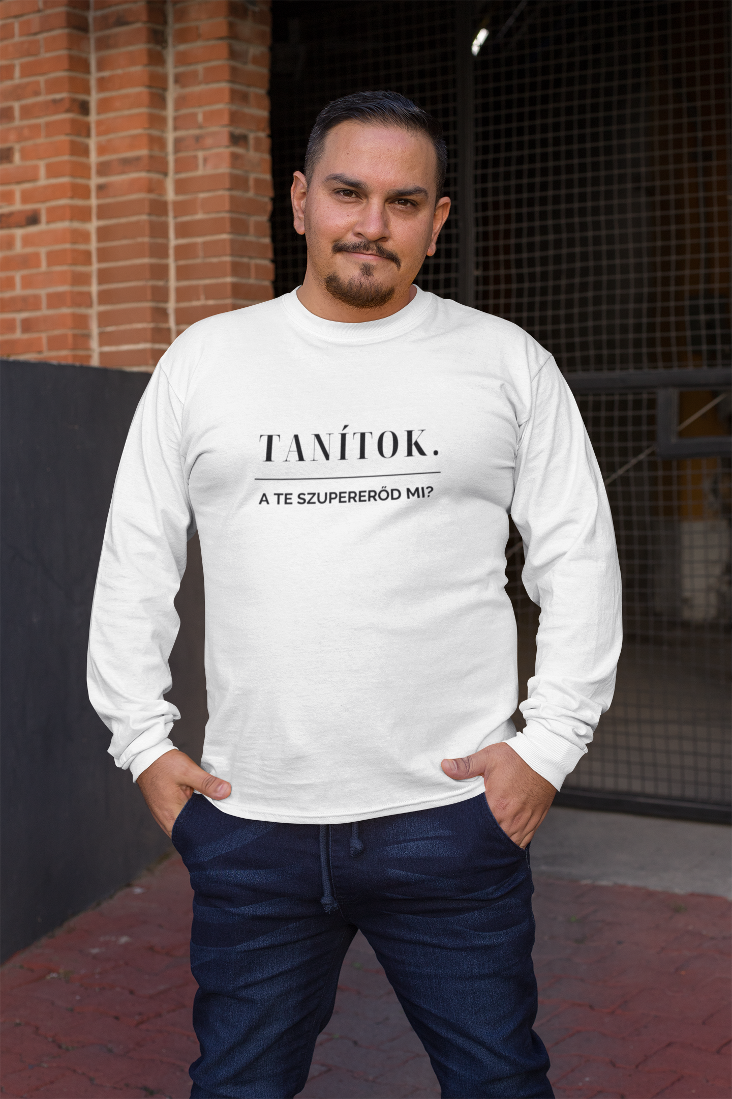 Tanítok, a te szuperőd mi? Férfi hosszú ujjú póló a tanári hivatás tiszteletére. Iskola, pedagógia, oktatás, tanári hivatás. Zizegjünk.hu