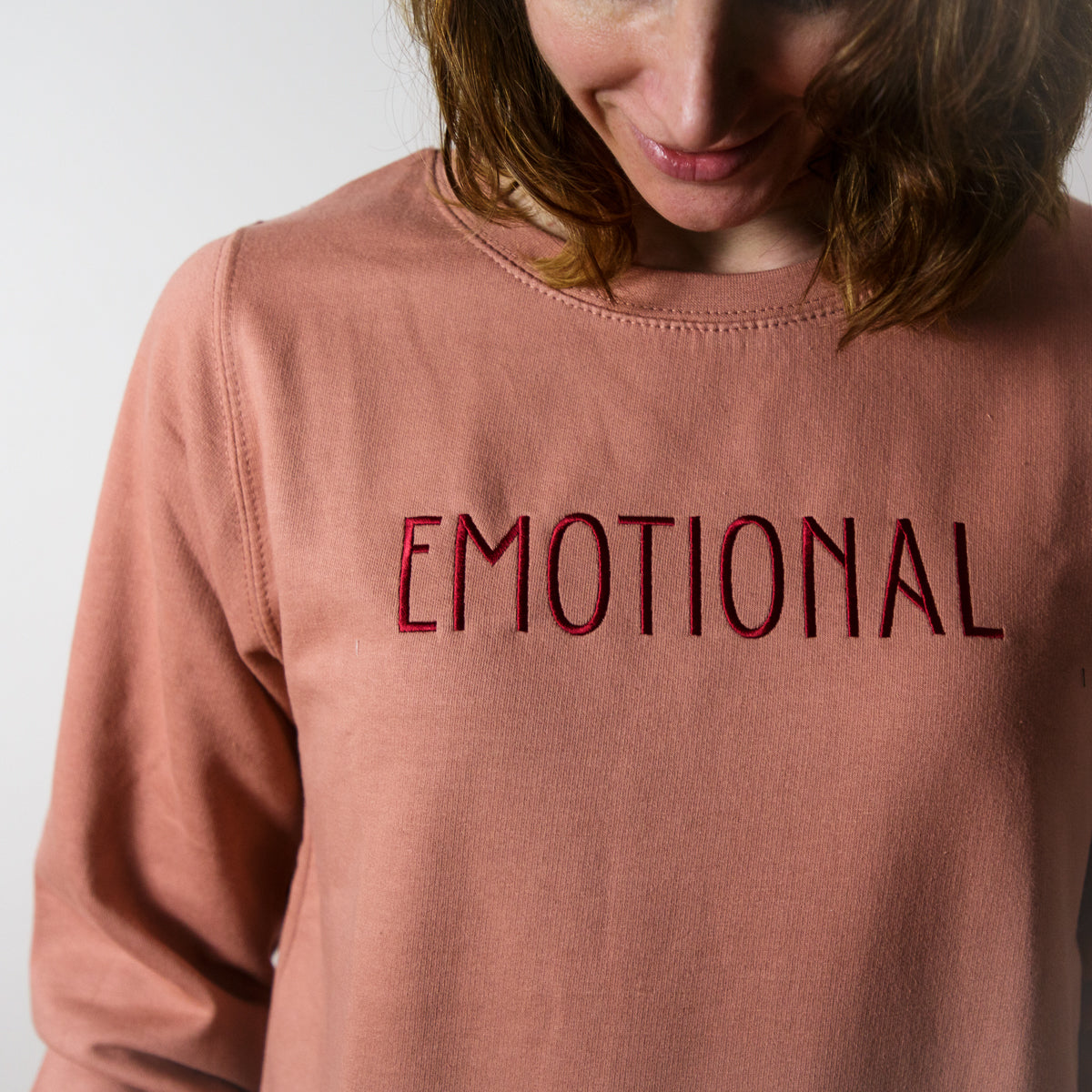 női pulóver egy hímzett felirattal: "Emotional". Zizegjünk.hu